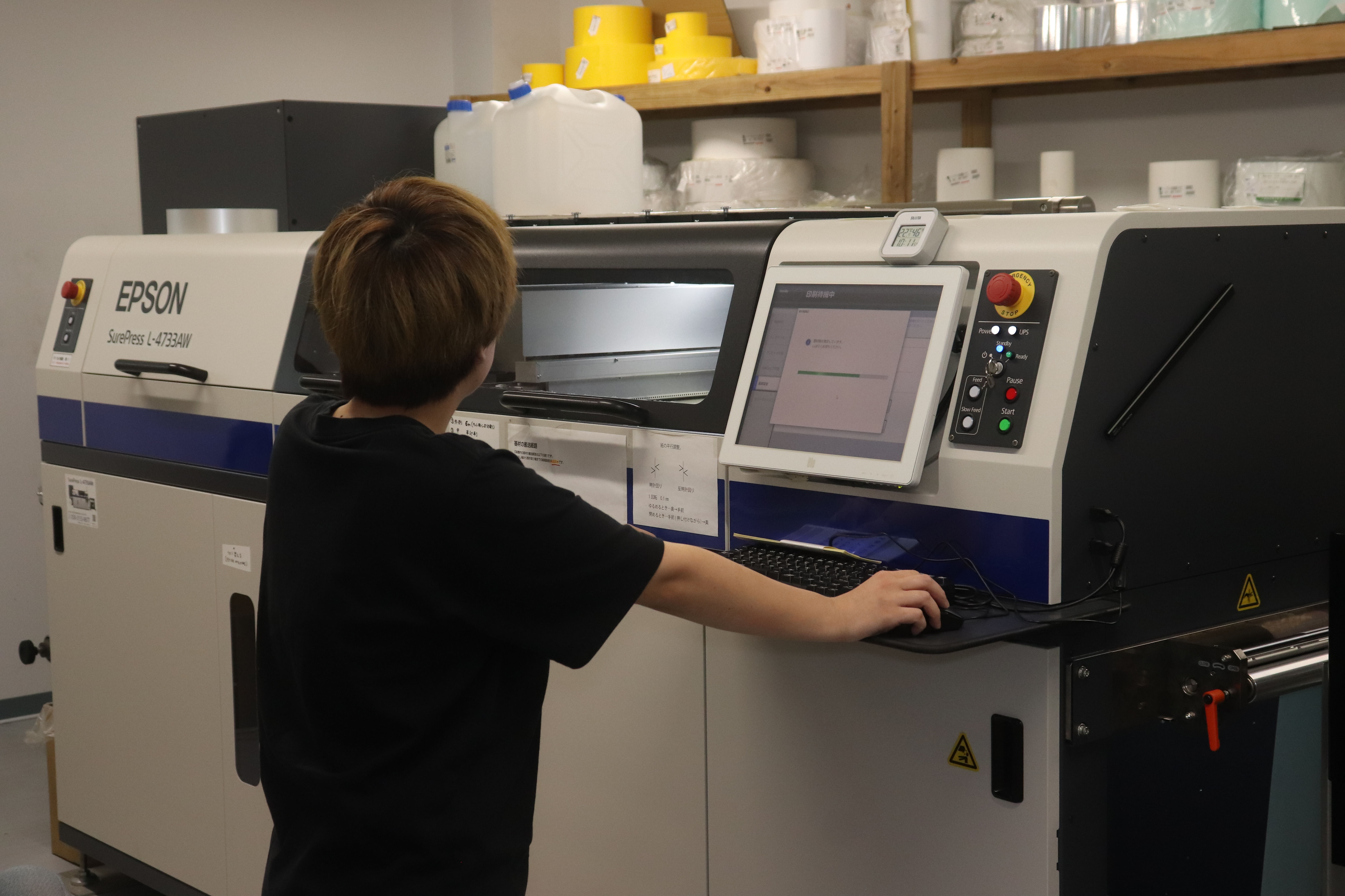 EPSON製デジタルラベル印刷機を操作するスタッフ