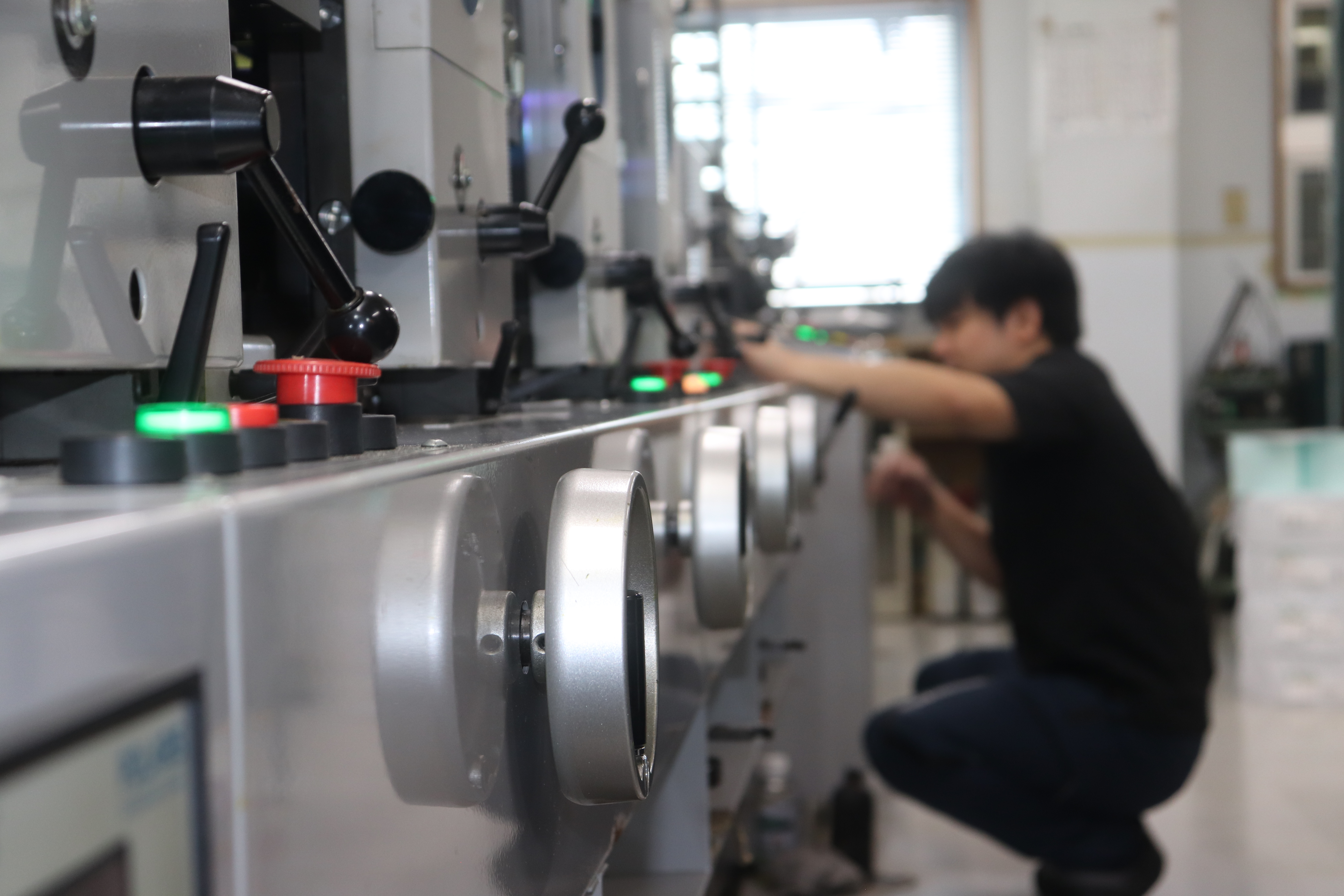 設備の調整を行うスタッフ