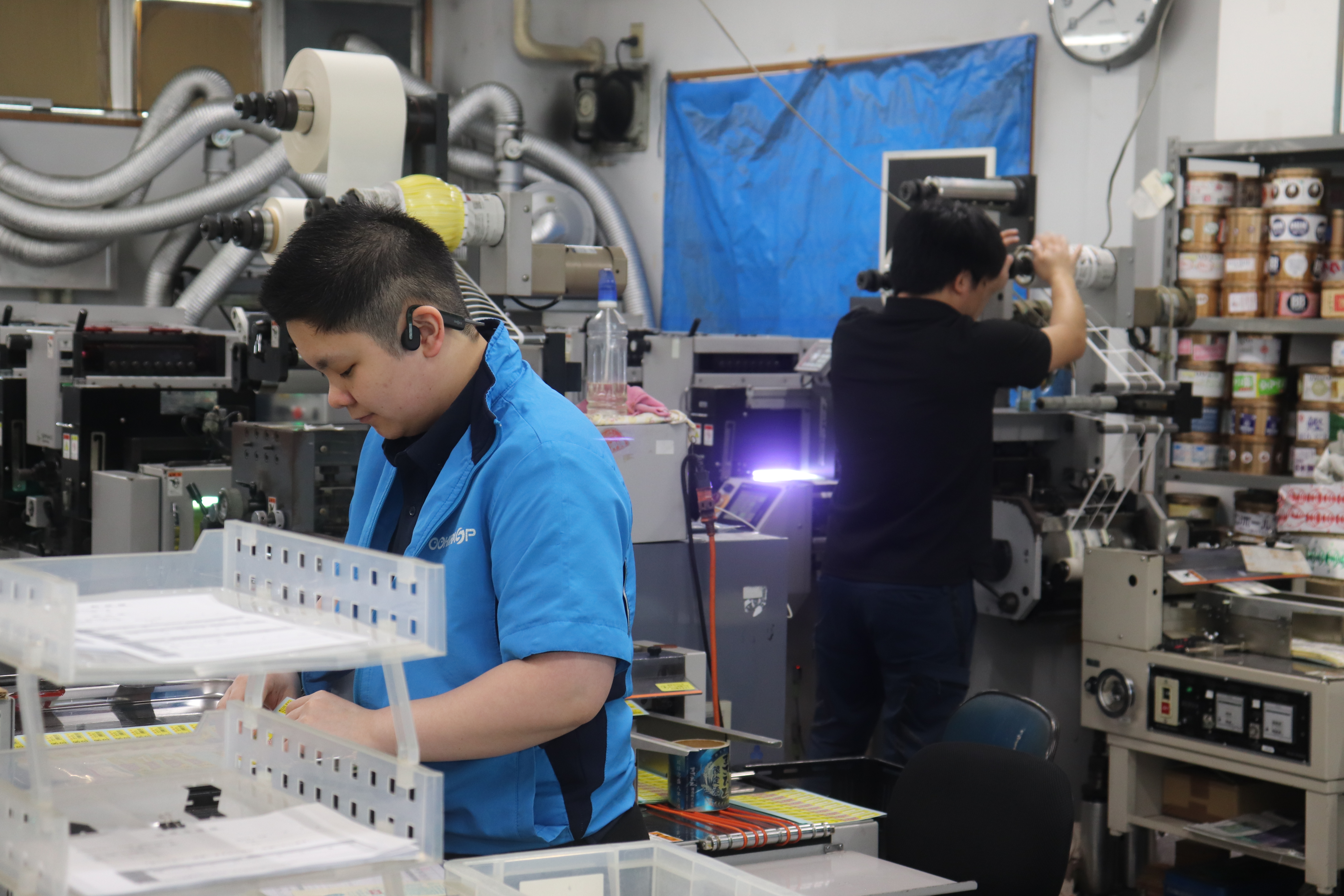 工場で作業するスタッフ