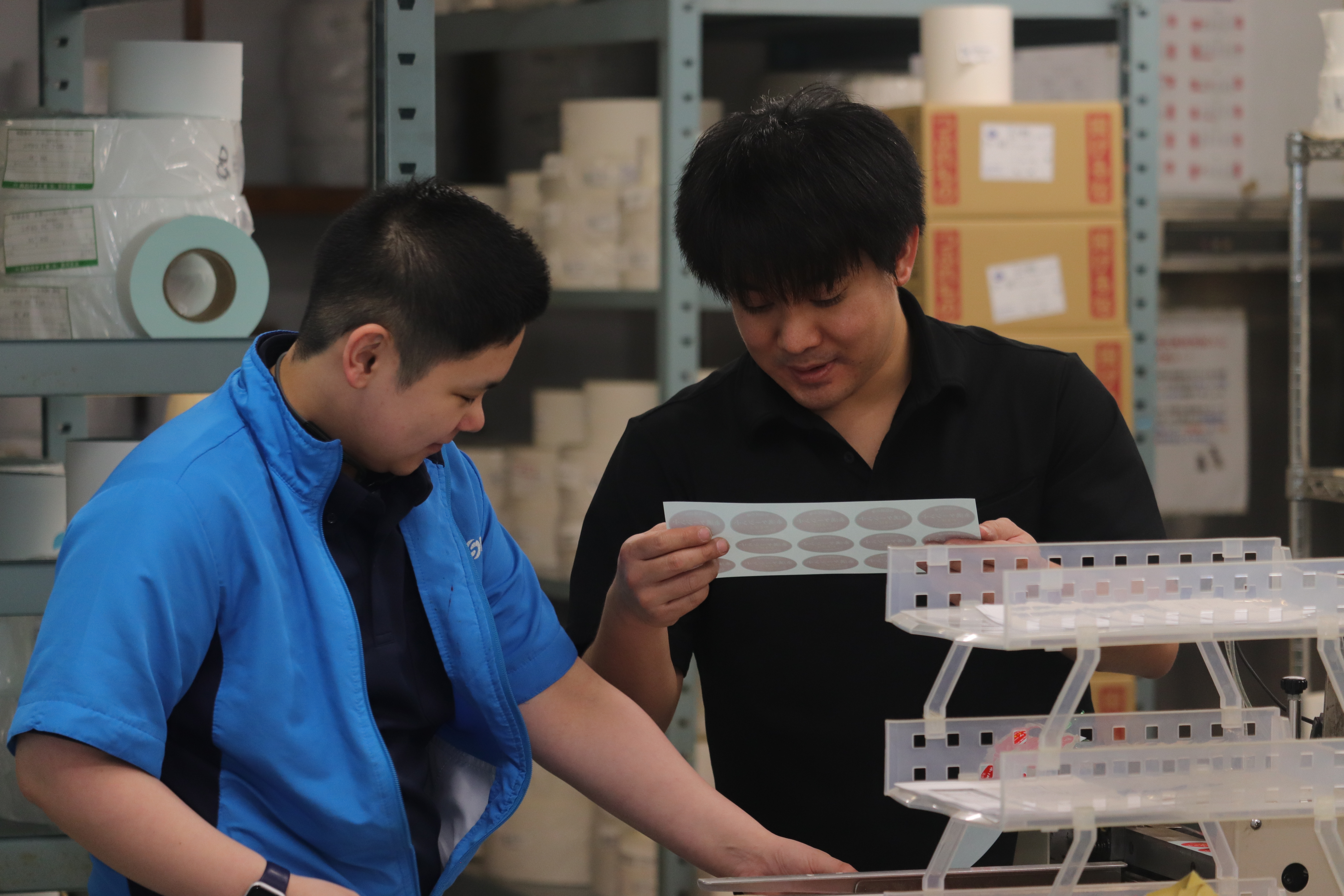 仕上がりを確認するスタッフ